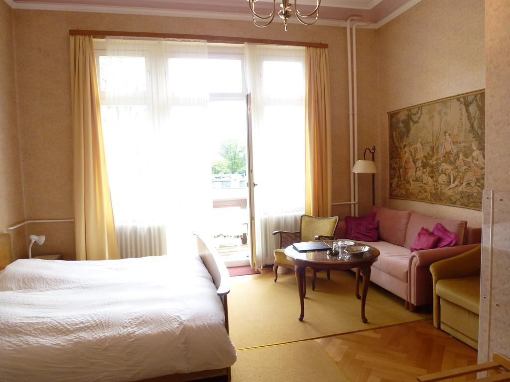 Hotel Tanneck Баден-Баден Стая снимка